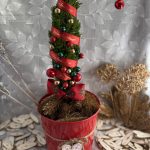 DIY Élő Grincsfa színes gömbökkel