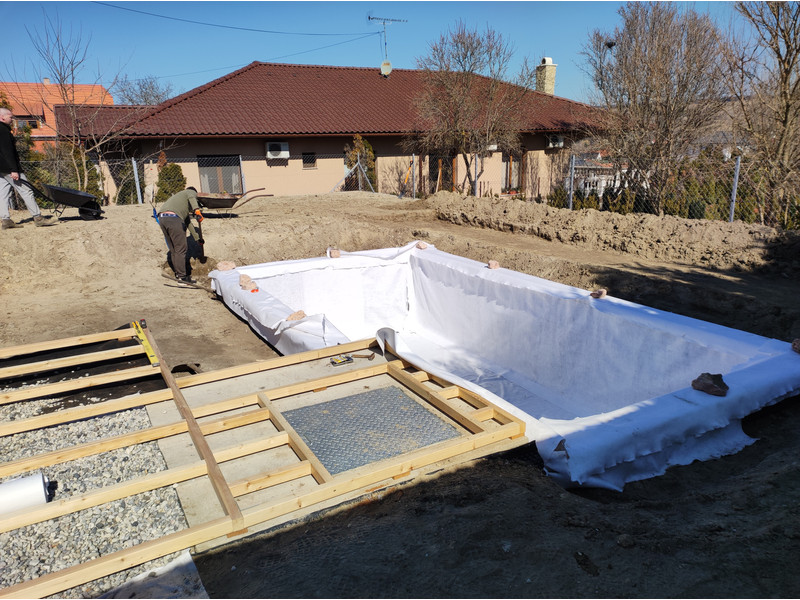 Úszó tó építés